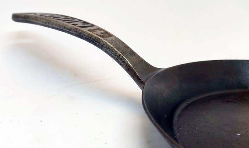Mustad 1. 1800-tals støbejerns stegepande