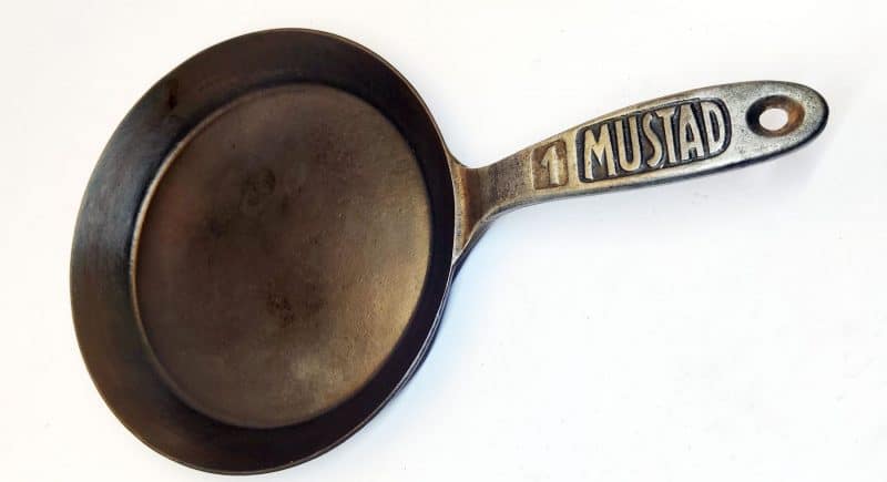 Mustad 1. 1800-tals støbejerns stegepande