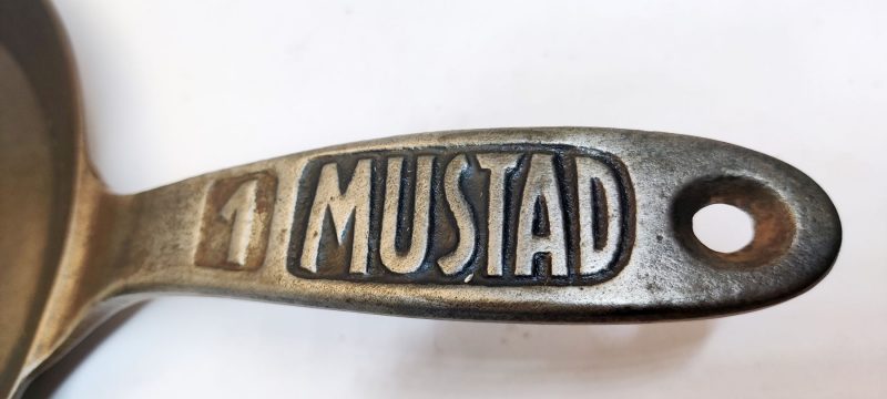 Mustad 1. 1800-tals støbejerns stegepande
