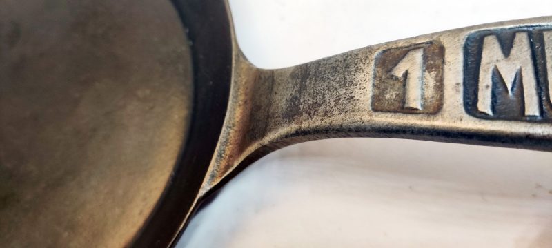 Mustad 1. 1800-tals støbejerns stegepande