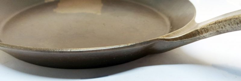 Mustad 1. 1800-tals støbejerns stegepande
