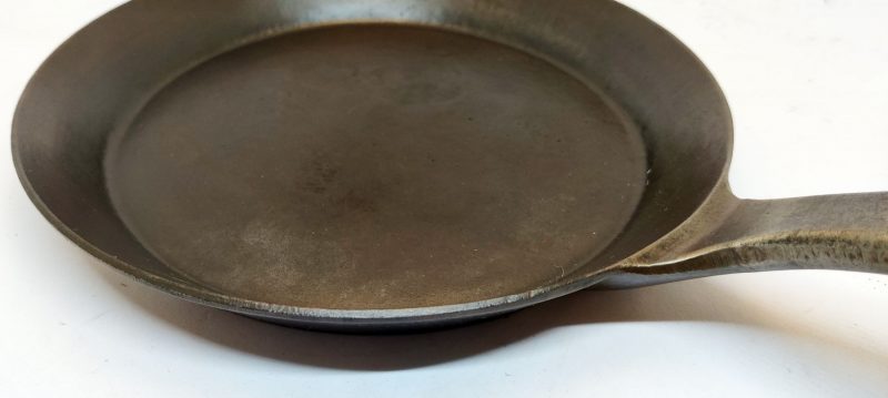 Mustad 1. 1800-tals støbejerns stegepande
