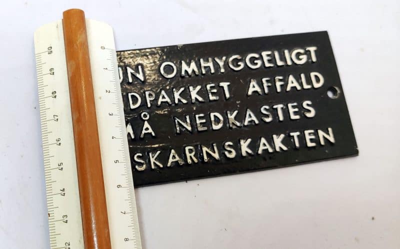 Støbt skilt - Kun omhyggeligt indpakket affald må nedkastes i skarnskakten