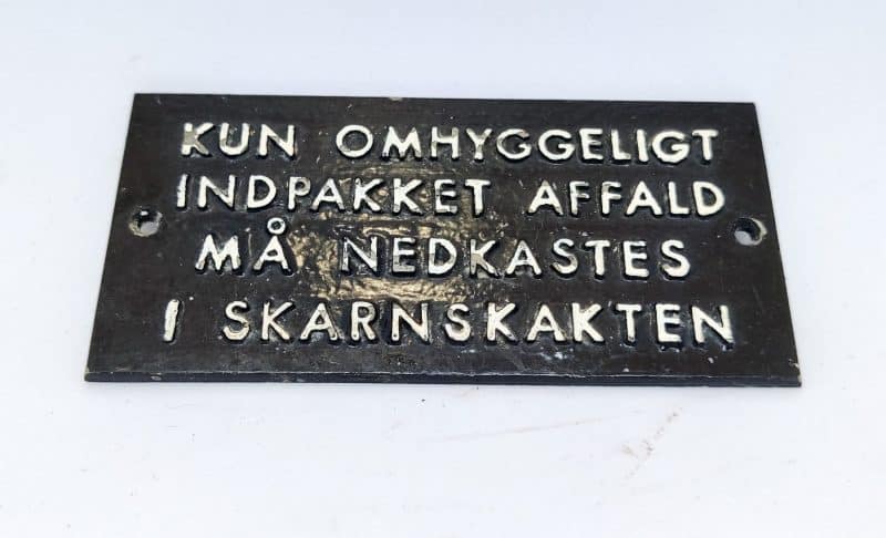 Støbt skilt - Kun omhyggeligt indpakket affald må nedkastes i skarnskakten