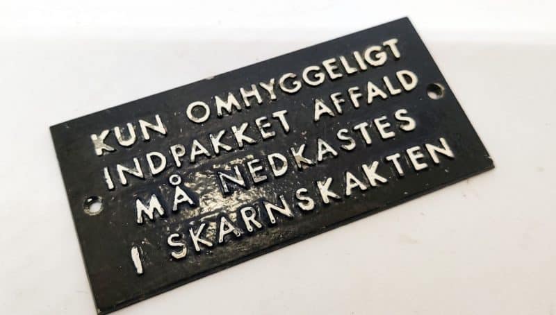 Støbt skilt - Kun omhyggeligt indpakket affald må nedkastes i skarnskakten