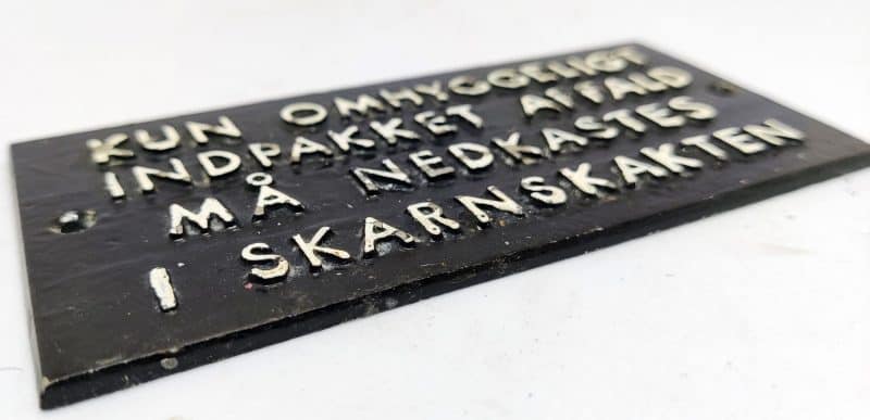 Støbt skilt - Kun omhyggeligt indpakket affald må nedkastes i skarnskakten
