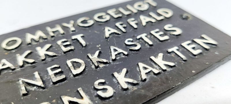 Støbt skilt - Kun omhyggeligt indpakket affald må nedkastes i skarnskakten