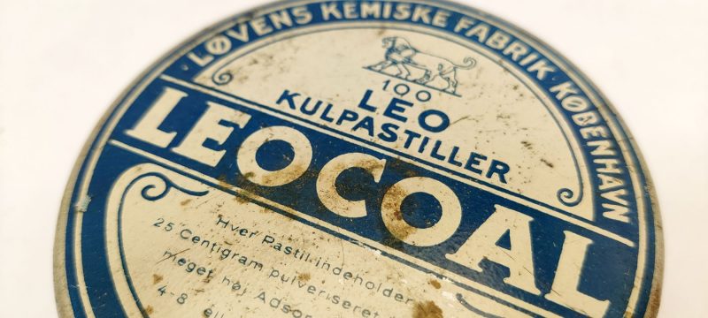 Leocoal. Leo Kulpastiller. Løvens kemiske fabrik København. Stor apotekerdåse