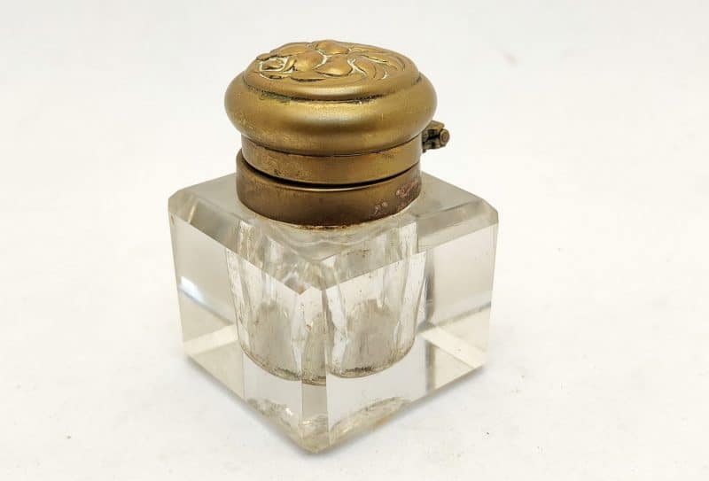 Lille gammel flacon i facetslebet glas med messinglåg