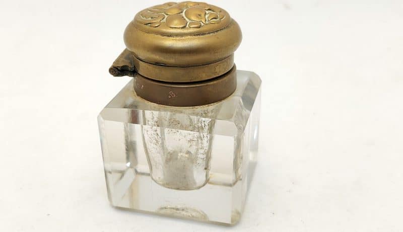 Lille gammel flacon i facetslebet glas med messinglåg