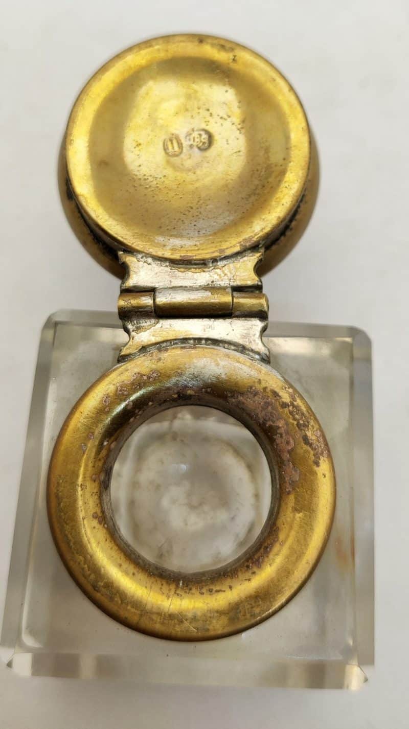 Lille gammel flacon i facetslebet glas med messinglåg