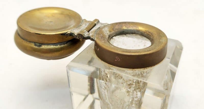 Lille gammel flacon i facetslebet glas med messinglåg