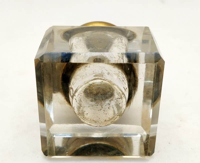 Lille gammel flacon i facetslebet glas med messinglåg
