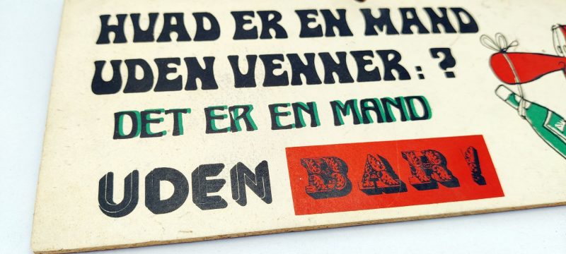 Ældre humørskilt. Hvad er en mand uden venner. Det er en mand UDEN BAR!