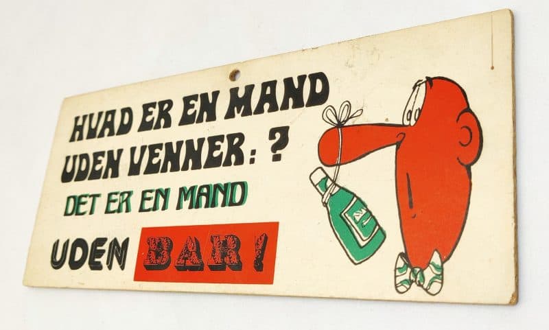 Ældre humørskilt. Hvad er en mand uden venner. Det er en mand UDEN BAR!