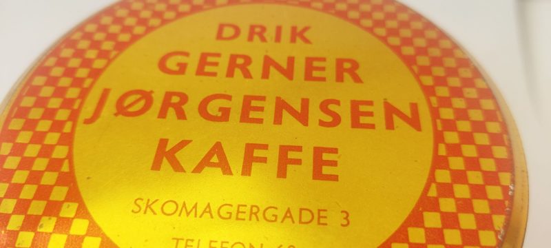 Kaffedåse. Drik Gerner Jørgensen Kaffe. Skomagergade 3 (Roskilde)
