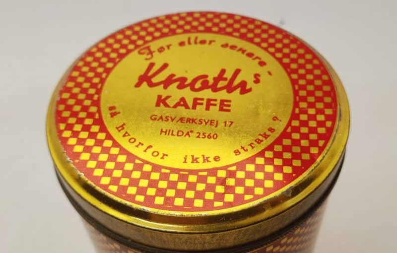 Thedåse fra Knoths Kaffe. Før ellere senere - Så hvorfor ikke straks Gasværksvej 17 Hilda 2560