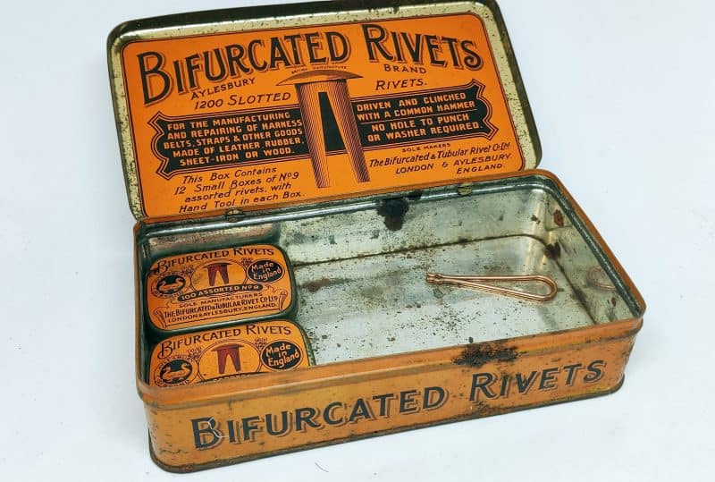 Bifurcated Rivets (Kobber nitter). Engelsk salgsstander i form af stor blikdåse med 2 mindre dåser