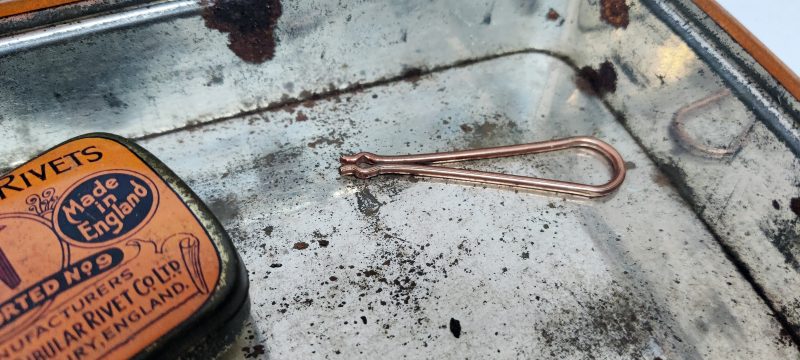 Bifurcated Rivets (Kobber nitter). Engelsk salgsstander i form af stor blikdåse med 2 mindre dåser