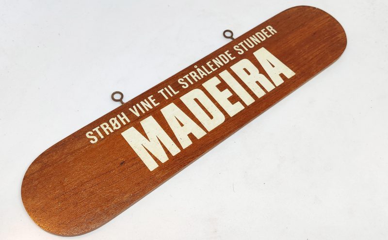 Træskilt fra vinhandler. Strøh Vine til Strålende Stunder. Madeira
