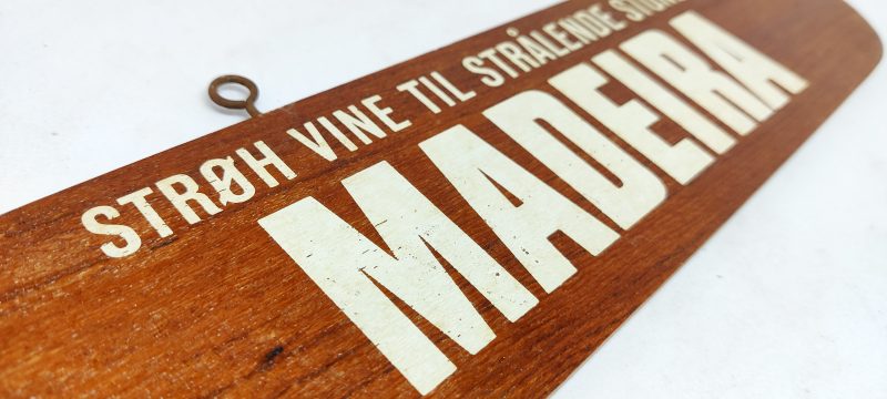 Træskilt fra vinhandler. Strøh Vine til Strålende Stunder. Madeira