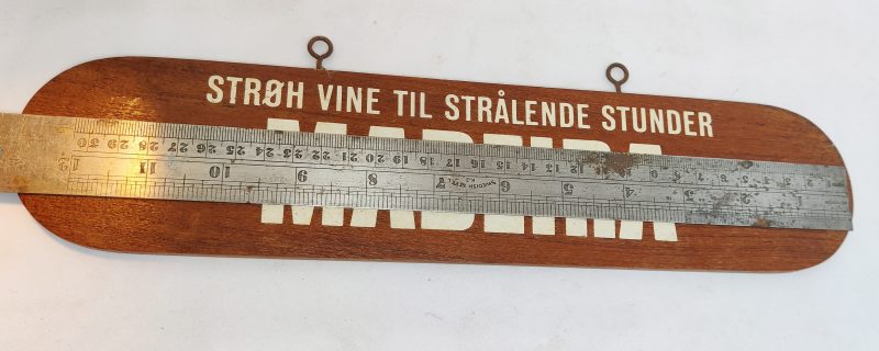 Træskilt fra vinhandler. Strøh Vine til Strålende Stunder. Madeira