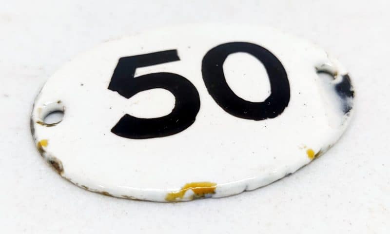 Emaljeskilt. 3 cm. Sort-Hvid. Nummer 50