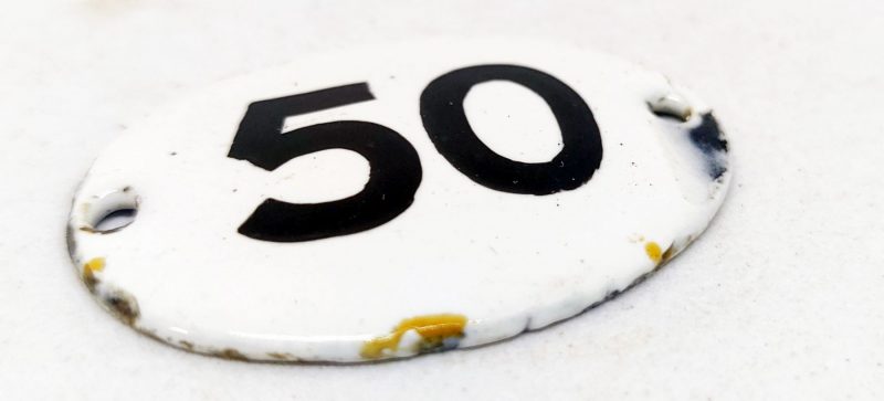 Emaljeskilt. 3 cm. Sort-Hvid. Nummer 50