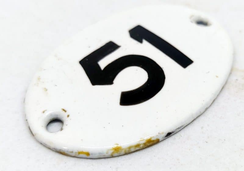 Emaljeskilt. 3 cm. Sort-Hvid. Nummer 51
