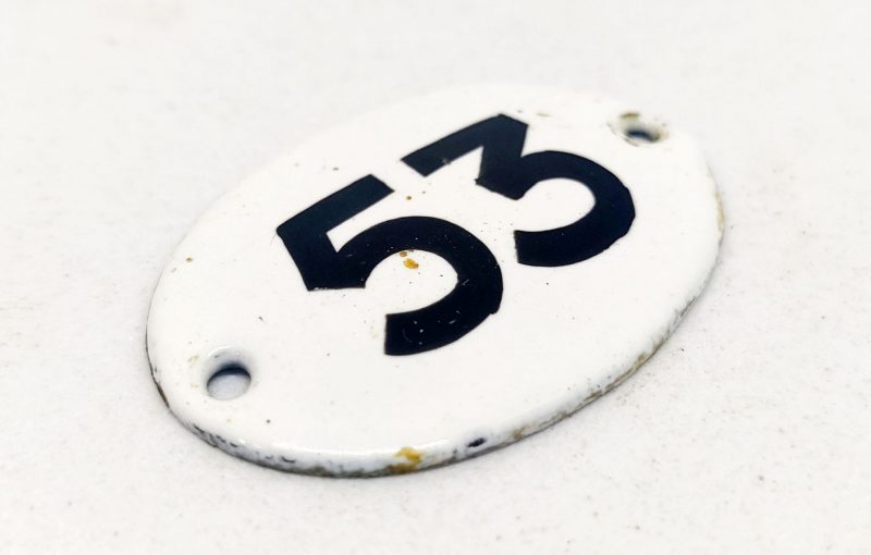 Emaljeskilt. 3 cm. Sort-Hvid. Nummer 53