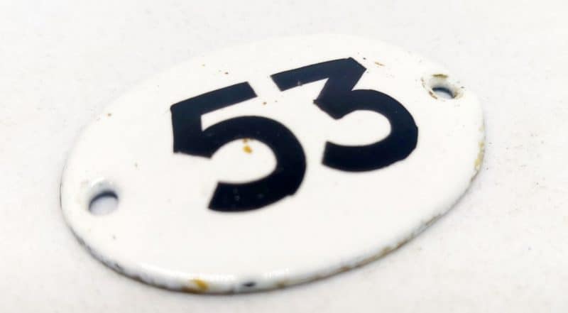 Emaljeskilt. 3 cm. Sort-Hvid. Nummer 53