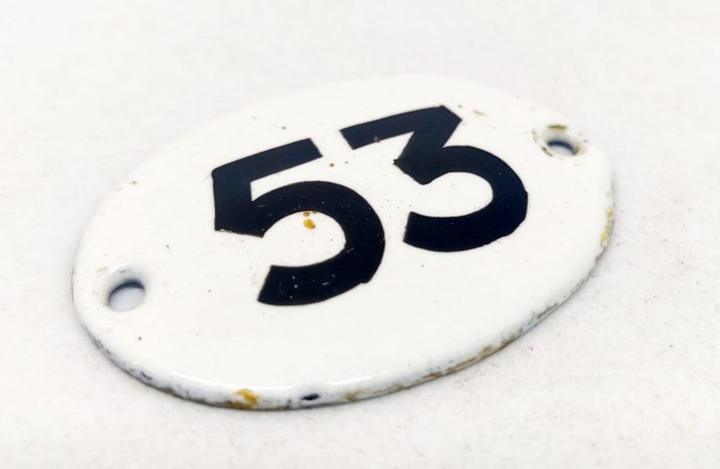 Emaljeskilt. 3 cm. Sort-Hvid. Nummer 53
