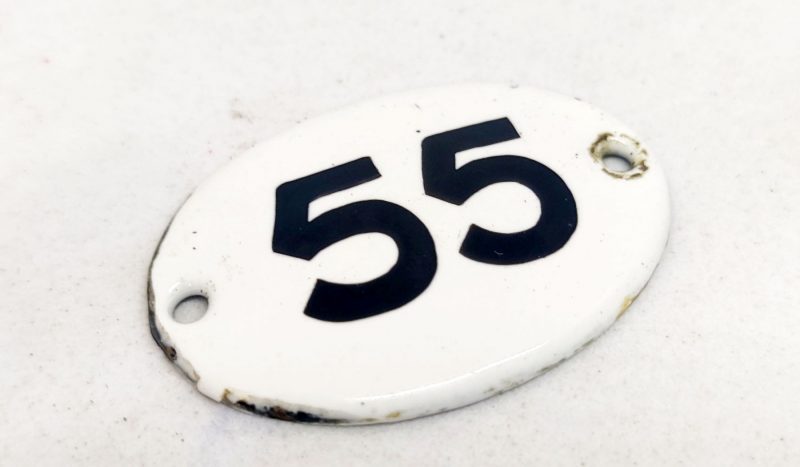 Emaljeskilt. 3 cm. Sort-Hvid. Nummer 55