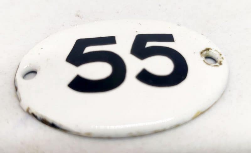 Emaljeskilt. 3 cm. Sort-Hvid. Nummer 55