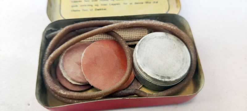 Schiønning & Arve Reparations Æske. Blikdåse med originalt indhold