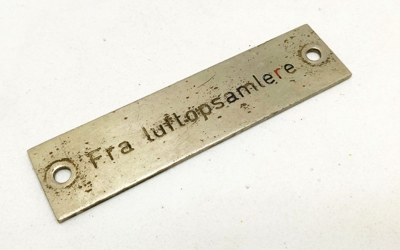 Fra luftopsamlere. Metalskilt