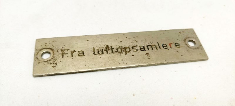 Fra luftopsamlere. Metalskilt