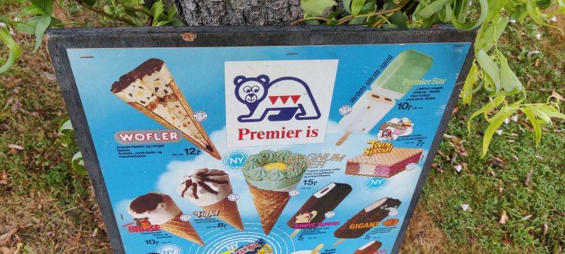Premier IS. Skilt på krydsfiner. Ældre dato. Danmarks bedste IS