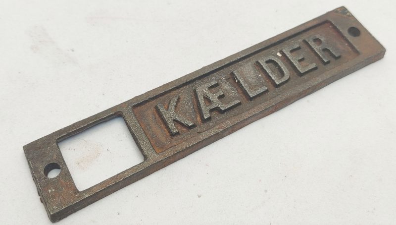Etageskilt. Kælder. Støbejern