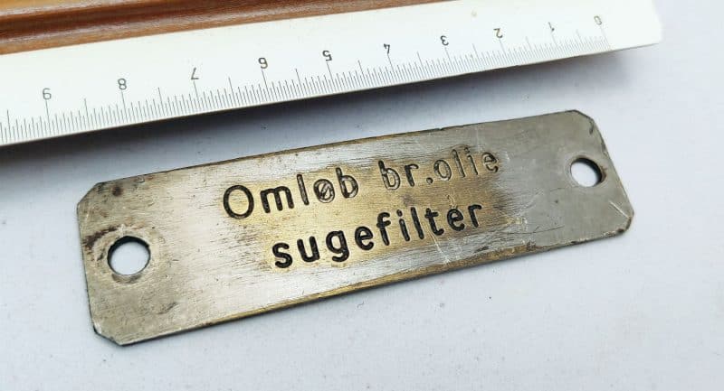 Gammelt skilt fra båd. Cirka 1940 - Omløb br. Olie sugefilter