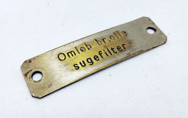 Gammelt skilt fra båd. Cirka 1940 - Omløb br. Olie sugefilter