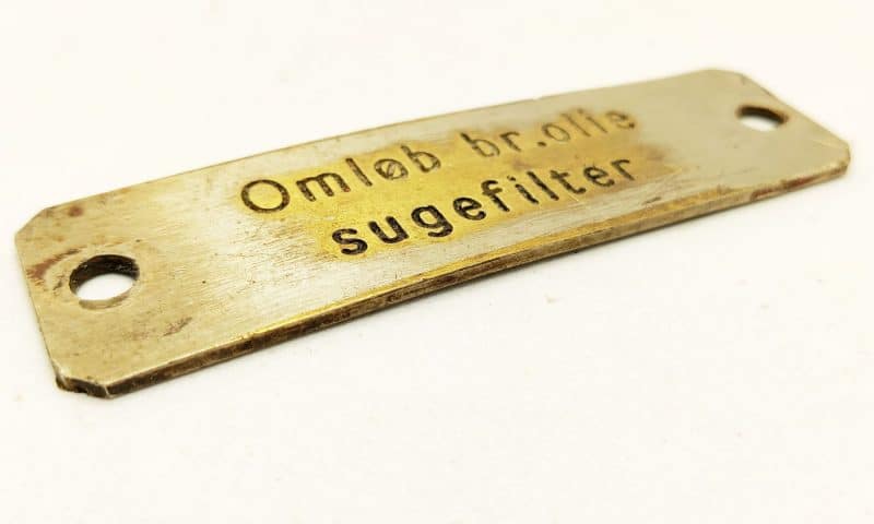 Gammelt skilt fra båd. Cirka 1940 - Omløb br. Olie sugefilter