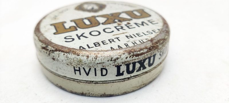 Luxu Skocreme Alberg Nielsen Aarhus. Hvid Luxu. Blikdåse