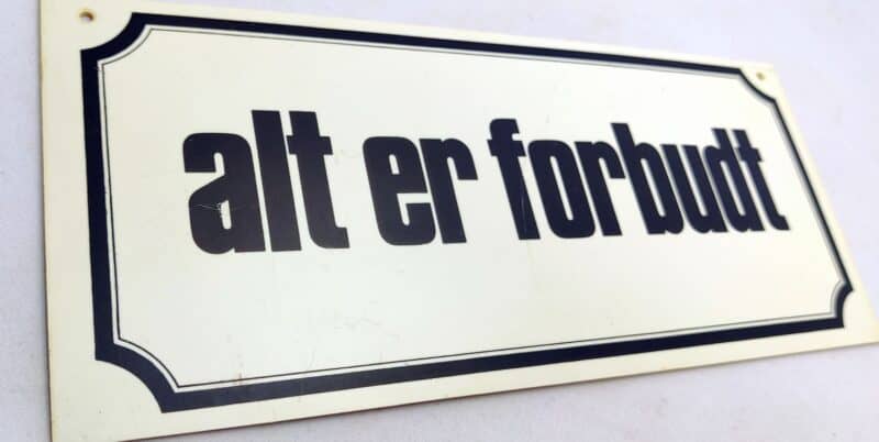 Alt er forbudt. Ældre humørskilt (1980erne)