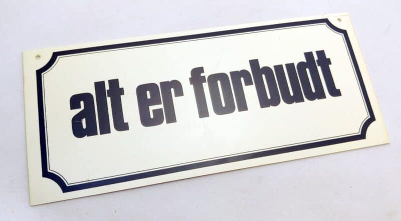 Alt er forbudt. Ældre humørskilt (1980erne)