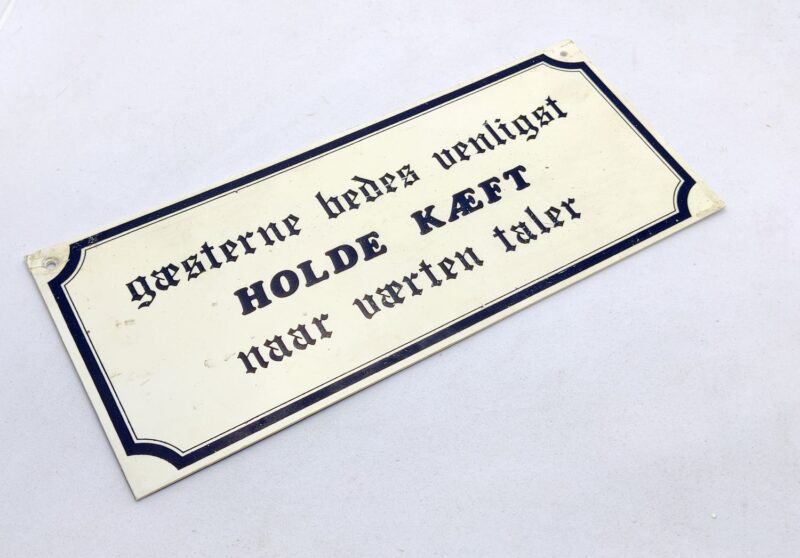 Gæsterne bedes venligst HOLDE KÆFT naar værten taler. Ældre humørskilt (1980erne)