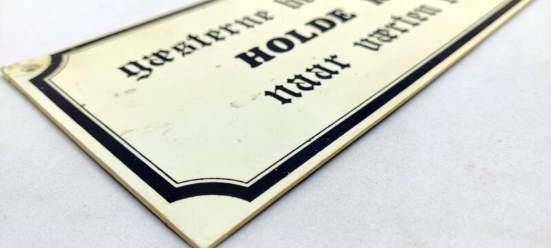 Gæsterne bedes venligst HOLDE KÆFT naar værten taler. Ældre humørskilt (1980erne)