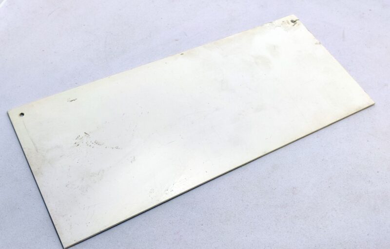 Gæsterne bedes venligst HOLDE KÆFT naar værten taler. Ældre humørskilt (1980erne)