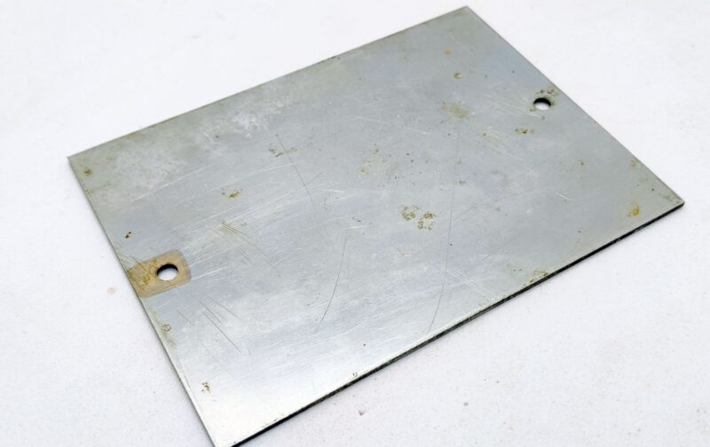 Metalskilt. Vær i egen interesse behjælpelig med at holde orden og renlighed. BRUG KUN W. C. PAPIR. Kast ikke tvist, klude eller lign. i kummen