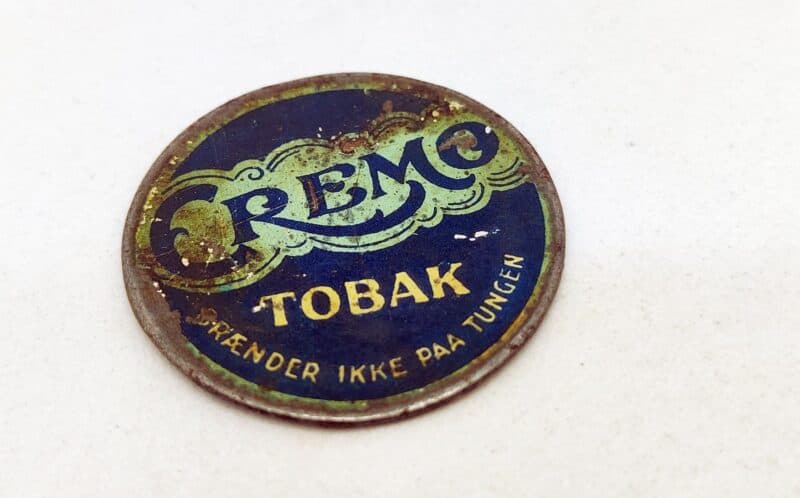Postskillemønt. Cremo Tobak - brænder ikke paa tungen. 1920 (1920-1922). 10 øres frimærke